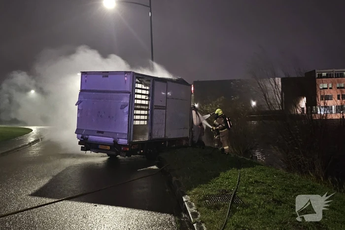 Bakwagen brandt volledig uit en tweede fiks beschadigd