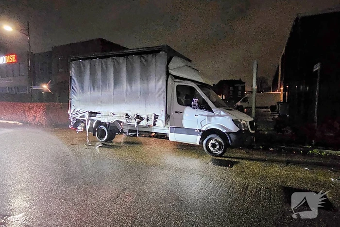Bakwagen brandt volledig uit en tweede fiks beschadigd