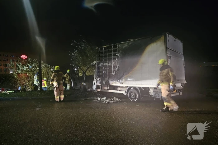 Bakwagen brandt volledig uit en tweede fiks beschadigd