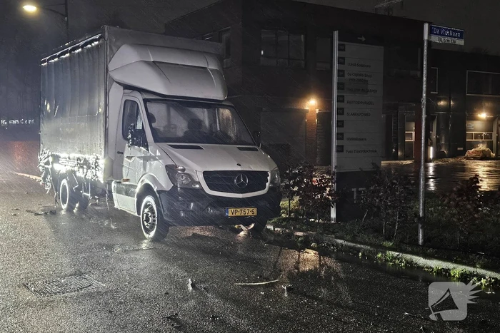Bakwagen brandt volledig uit en tweede fiks beschadigd