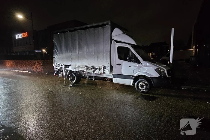 Bakwagen brandt volledig uit en tweede fiks beschadigd