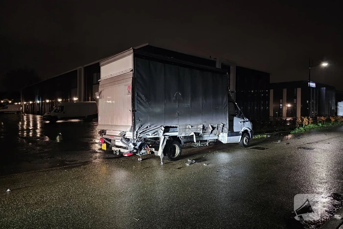 Bakwagen brandt volledig uit en tweede fiks beschadigd