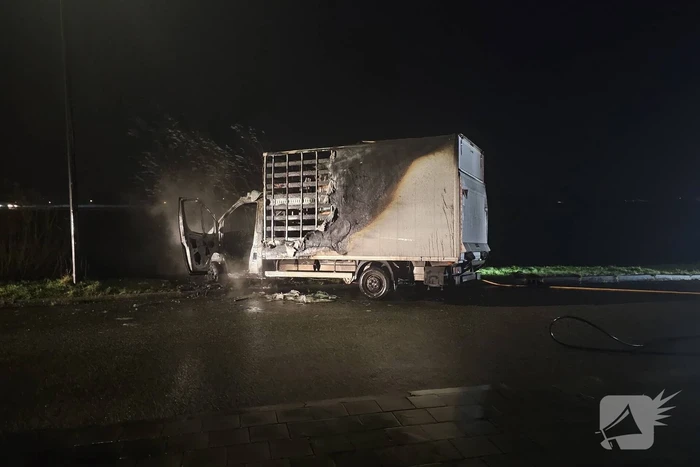 Bakwagen brandt volledig uit en tweede fiks beschadigd