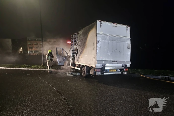 Bakwagen brandt volledig uit en tweede fiks beschadigd