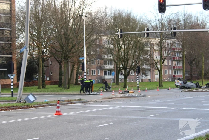 Auto belandt op zijn kop en vliegt in brand