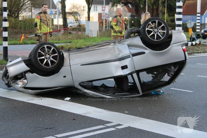 Auto belandt op zijn kop en vliegt in brand