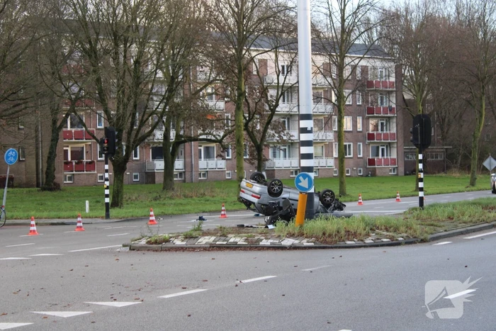 Auto belandt op zijn kop en vliegt in brand