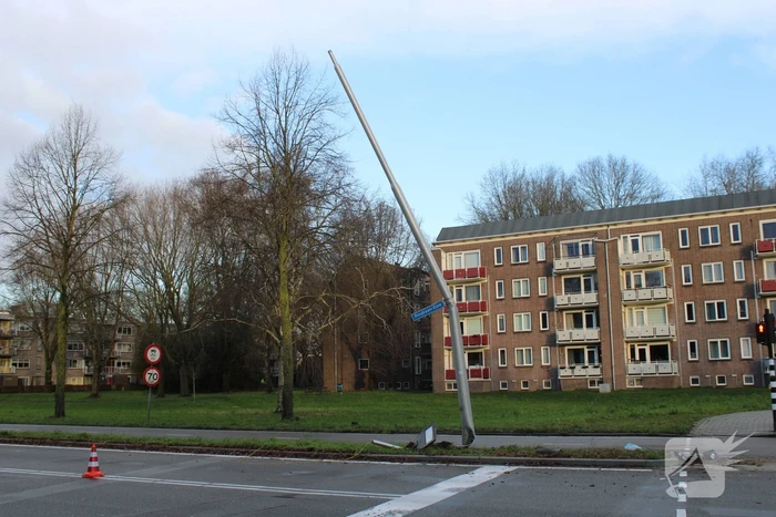 Auto belandt op zijn kop en vliegt in brand