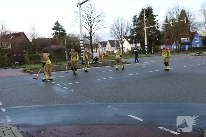 Auto belandt op zijn kop en vliegt in brand