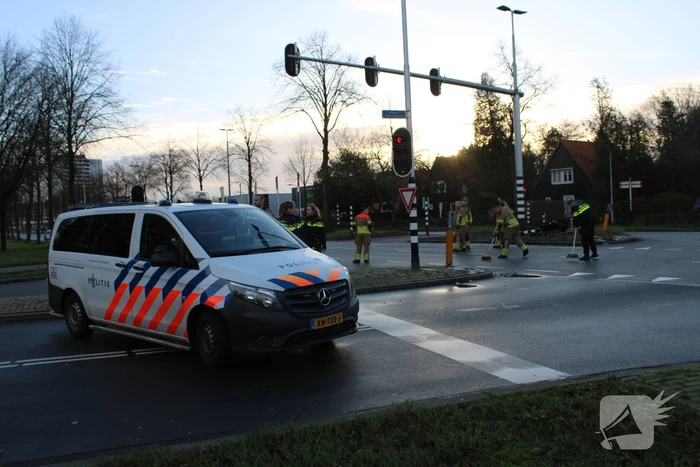 Auto belandt op zijn kop en vliegt in brand