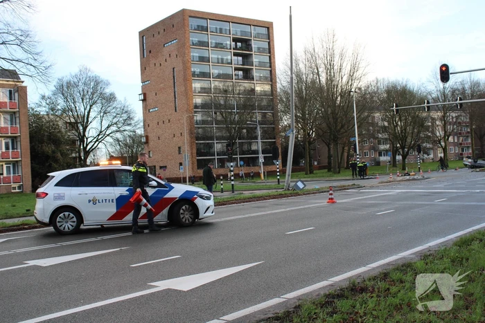 Auto belandt op zijn kop en vliegt in brand