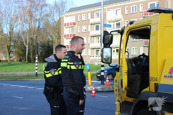 Auto belandt op zijn kop en vliegt in brand