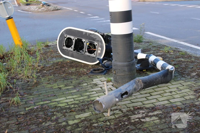 Auto belandt op zijn kop en vliegt in brand