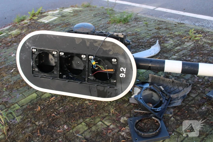 Auto belandt op zijn kop en vliegt in brand