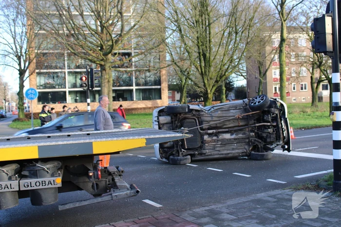 Auto belandt op zijn kop en vliegt in brand
