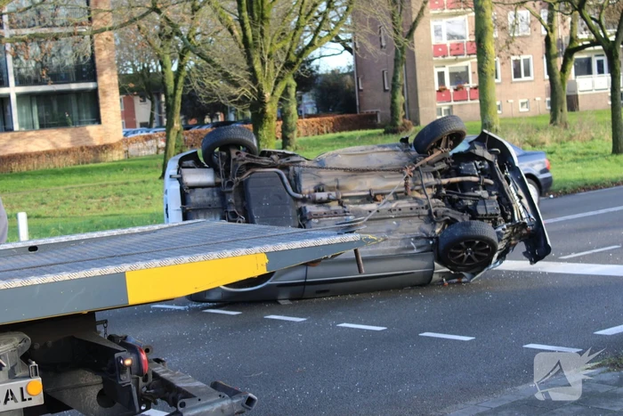Auto belandt op zijn kop en vliegt in brand