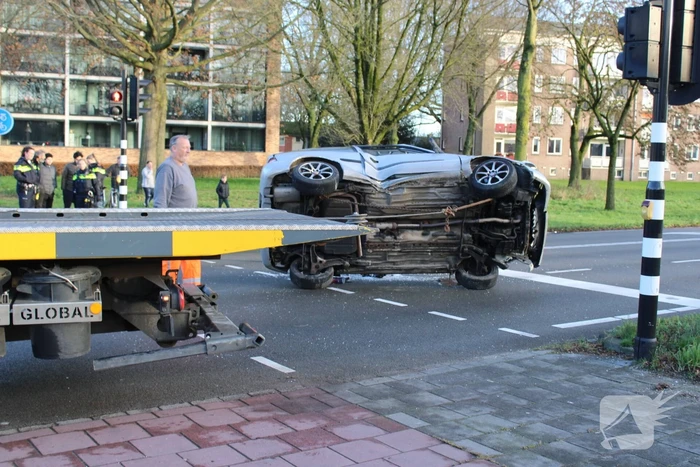 Auto belandt op zijn kop en vliegt in brand