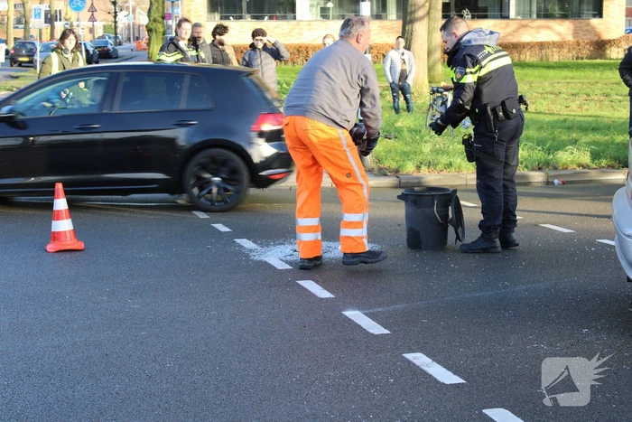 Auto belandt op zijn kop en vliegt in brand