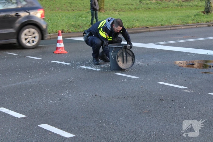Auto belandt op zijn kop en vliegt in brand