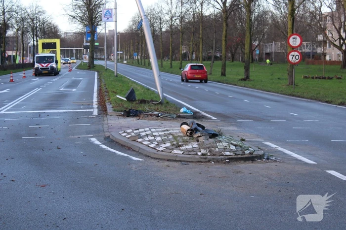 Auto belandt op zijn kop en vliegt in brand