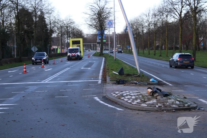Auto belandt op zijn kop en vliegt in brand