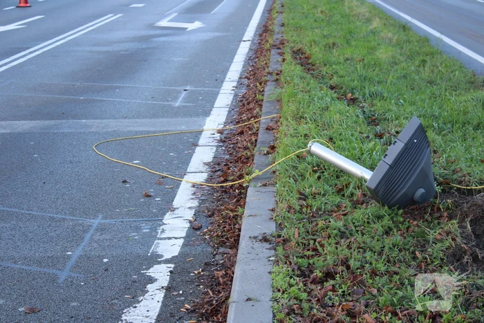 Auto belandt op zijn kop en vliegt in brand