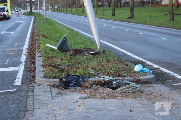 Auto belandt op zijn kop en vliegt in brand