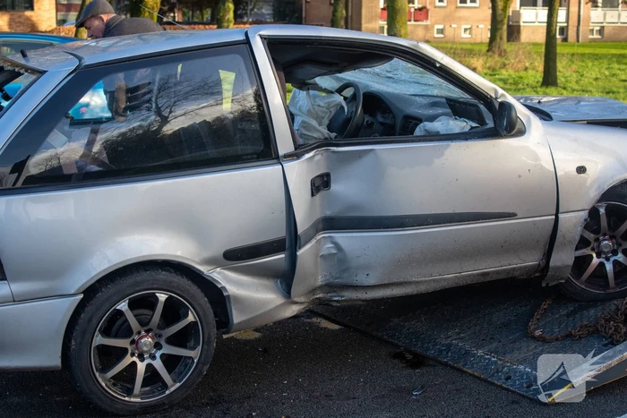 Auto belandt op zijn kop en vliegt in brand