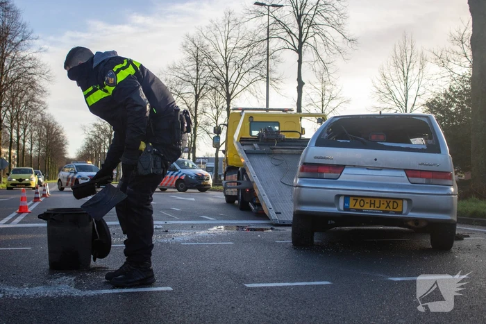 Auto belandt op zijn kop en vliegt in brand