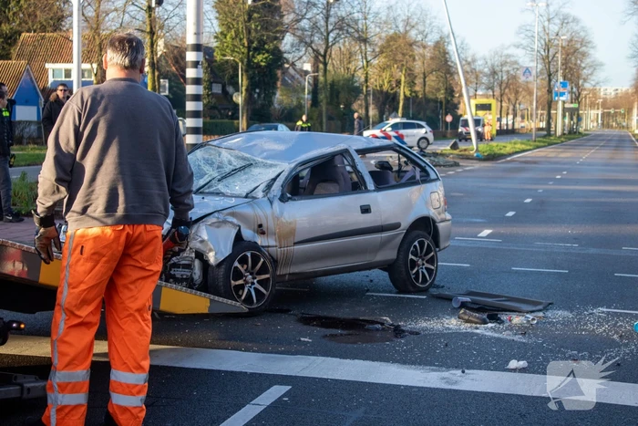 Auto belandt op zijn kop en vliegt in brand
