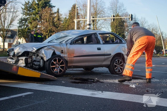 Auto belandt op zijn kop en vliegt in brand