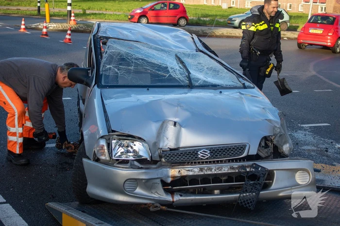 Auto belandt op zijn kop en vliegt in brand