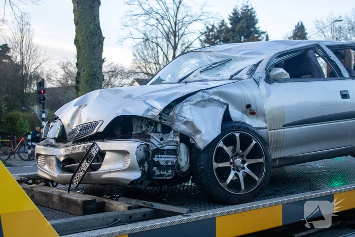 Auto belandt op zijn kop en vliegt in brand