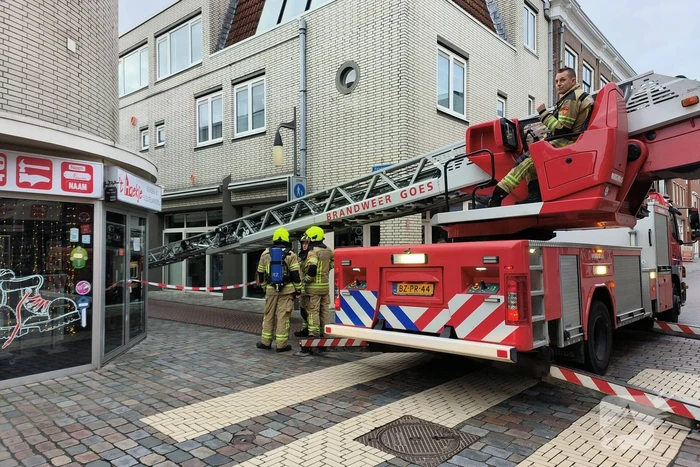 Brandweer onderzoekt brandmelding in pand