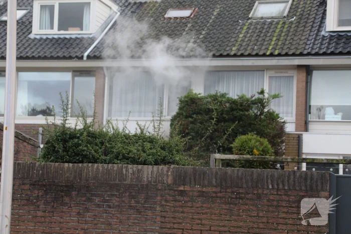Flinke rookontwikkeling door brand na kortsluiting in koelkast