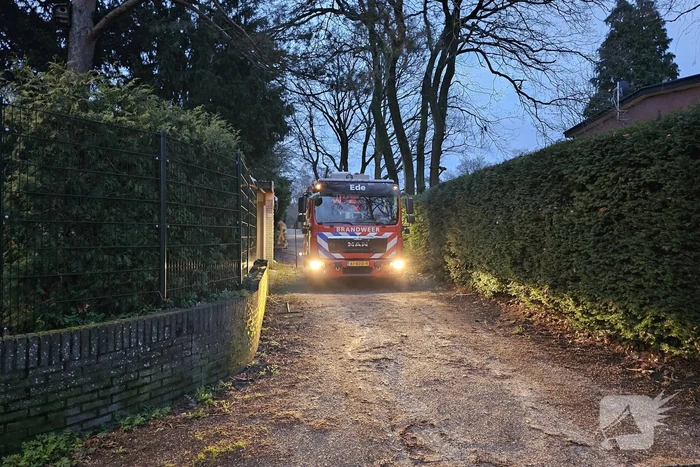 Bewoner haalt optijd oldtimer uit brandende schuur