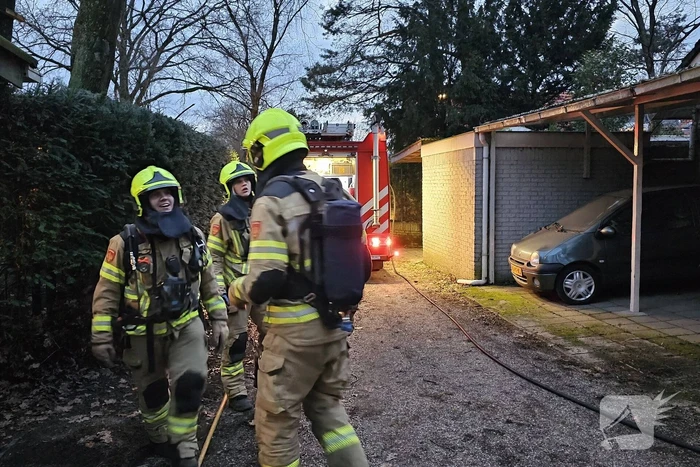 Bewoner haalt optijd oldtimer uit brandende schuur