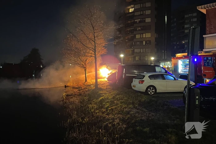 Vlammen en rookontwikkeling bij voertuigbrand