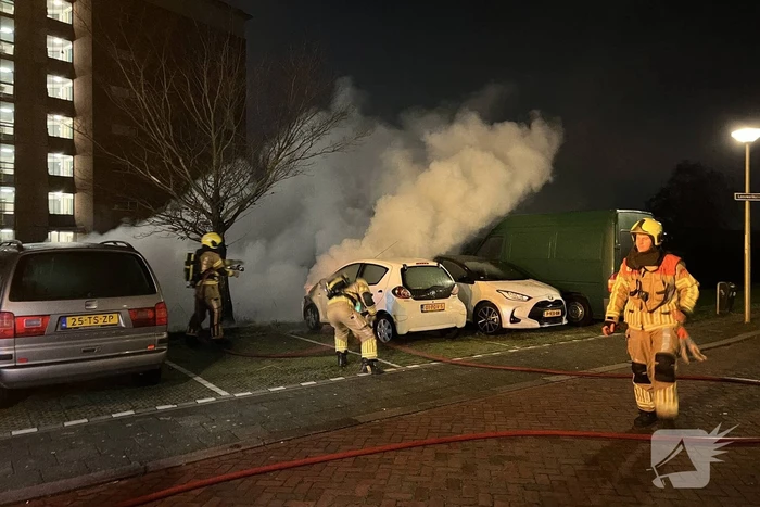 Vlammen en rookontwikkeling bij voertuigbrand