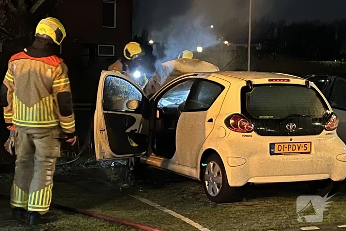Vlammen en rookontwikkeling bij voertuigbrand