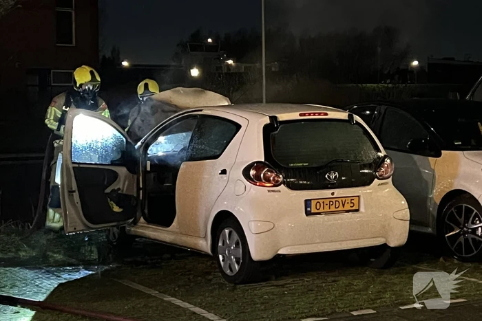 Vlammen en rookontwikkeling bij voertuigbrand