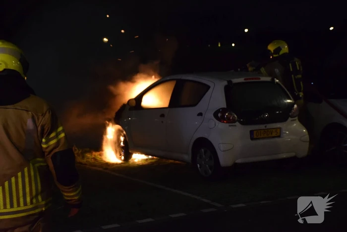 Vlammen en rookontwikkeling bij voertuigbrand