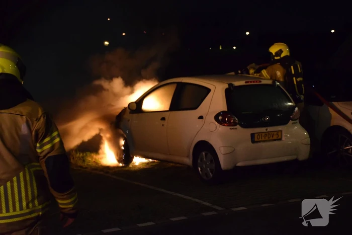 Vlammen en rookontwikkeling bij voertuigbrand