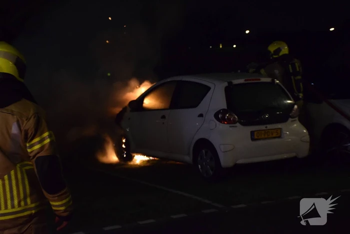 Vlammen en rookontwikkeling bij voertuigbrand
