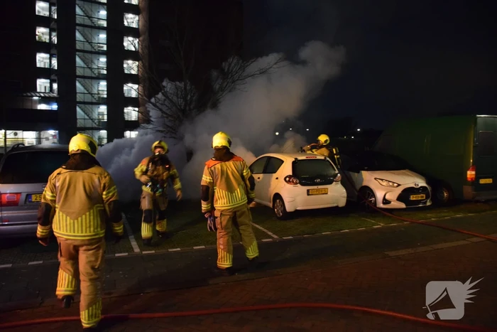 Vlammen en rookontwikkeling bij voertuigbrand