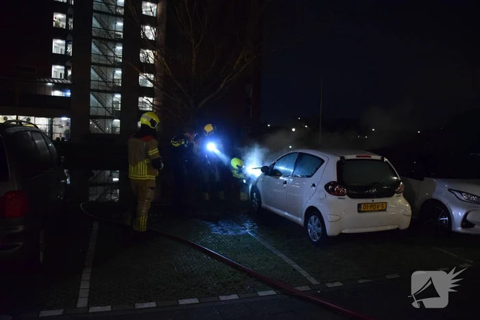 Vlammen en rookontwikkeling bij voertuigbrand