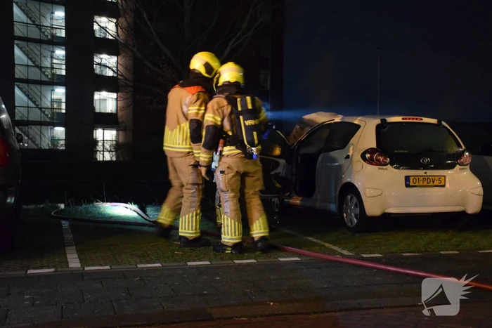 Vlammen en rookontwikkeling bij voertuigbrand