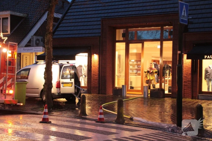Kelder van modezaak onder water