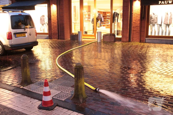 Kelder van modezaak onder water