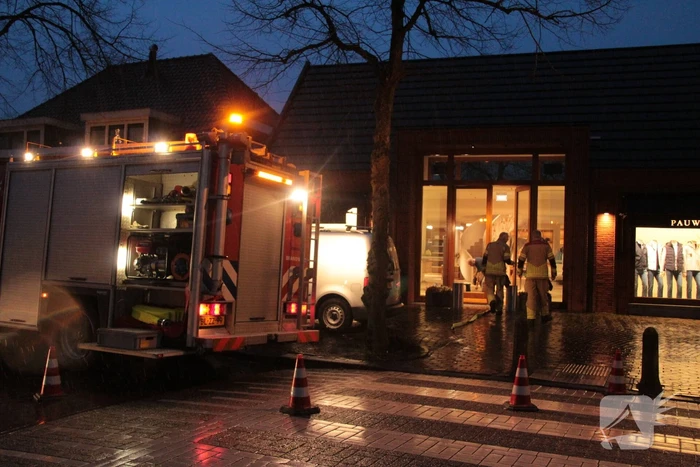 Kelder van modezaak onder water